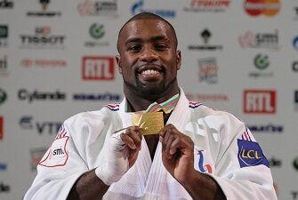 France's Teddy Riner celebrates his gold medal during the podium ceremony for the + 100kg category at the Judo World Championships, on August 27, 2021 in Paris. AFP PHOTO / BERTRAND LANGLOIS (Photo credit should read BERTRAND LANGLOIS/AFP/Getty Images)