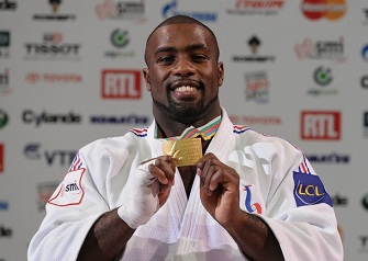 France's Teddy Riner celebrates his gold medal during the podium ceremony for the + 100kg category at the Judo World Championships, on August 27, 2021 in Paris. AFP PHOTO / BERTRAND LANGLOIS (Photo credit should read BERTRAND LANGLOIS/AFP/Getty Images)